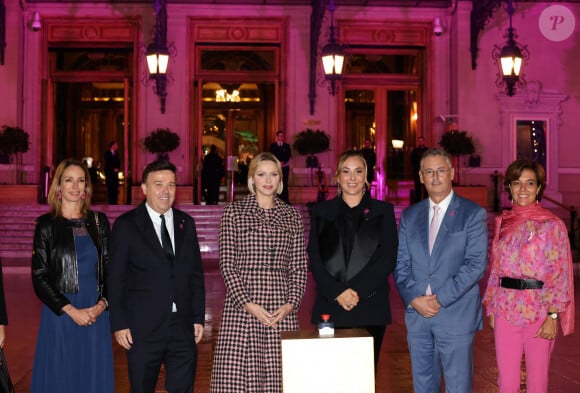 Un événement au cours duquel elle était entourée de Stéphane Valeri, Président-Délégué de la Société des Bains de Mer, et de Natasha Frost-Savio, Présidente et fondatrice de l'association Pink Rubbon
Stéphane Valeri, Président-Délégué de la Société des Bains de Mer, S.A.S. la Princesse Charlène, Natasha Frost-Savio, Présidente et fondatrice - S.A.S. la Princesse Charlène, Présidente d'Honneur de l'association Pink Ribbon, a procédé à l'illumination de la place du casino en rose à Monaco le 4 Octobre 2024. © Dominique Jacovides - Bruno Bebert / Bestimage 