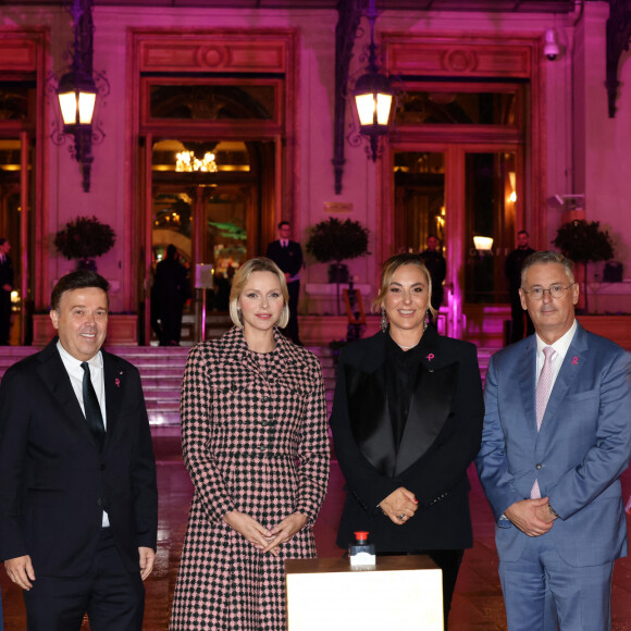 Un événement au cours duquel elle était entourée de Stéphane Valeri, Président-Délégué de la Société des Bains de Mer, et de Natasha Frost-Savio, Présidente et fondatrice de l'association Pink Rubbon
Stéphane Valeri, Président-Délégué de la Société des Bains de Mer, S.A.S. la Princesse Charlène, Natasha Frost-Savio, Présidente et fondatrice - S.A.S. la Princesse Charlène, Présidente d'Honneur de l'association Pink Ribbon, a procédé à l'illumination de la place du casino en rose à Monaco le 4 Octobre 2024. © Dominique Jacovides - Bruno Bebert / Bestimage 