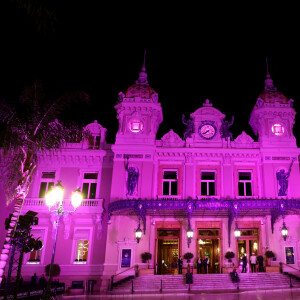 Illustration - S.A.S. la Princesse Charlène, Présidente d'Honneur de l'association Pink Ribbon, a procédé à l'illumination de la place du casino en rose à Monaco le 4 Octobre 2024. © Dominique Jacovides - Bruno Bebert / Bestimage 