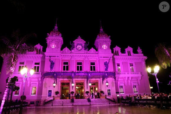 Illustration - S.A.S. la Princesse Charlène, Présidente d'Honneur de l'association Pink Ribbon, a procédé à l'illumination de la place du casino en rose à Monaco le 4 Octobre 2024. © Dominique Jacovides - Bruno Bebert / Bestimage 