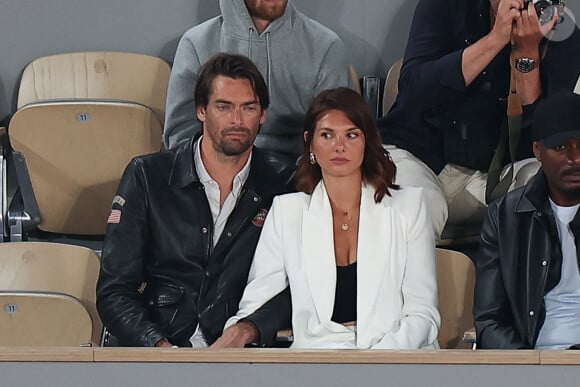 Camille Lacourt et sa compagne Alice Detollenaere dans les tribunes lors des Internationaux de France 2024 à Roland Garros le 03 juin 2024 à Paris, France. Photo par Nasser Berzane/ABACAPRESS.COM