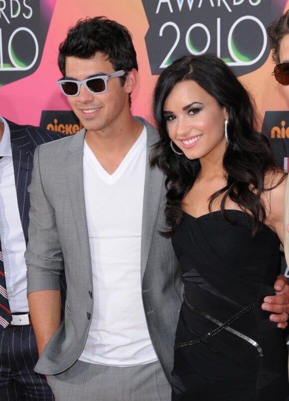 Demi Lovato et Joe Jonas s'affichent pour la première fois en couple.