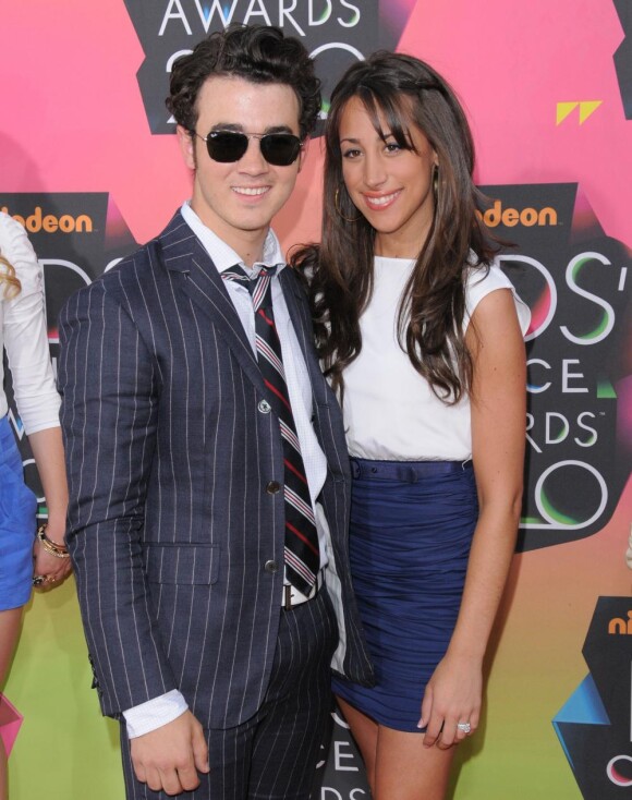 Les jeunes mariés Kevin Jonas et Danielle Deleasa, lors de la soirée des Kids' Choice Awards 2010.