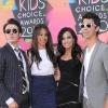 Joe et Kevin, des Jonas Brothers, venus aux Kids' Choice Awards 2010, avec leurs moitiés.
