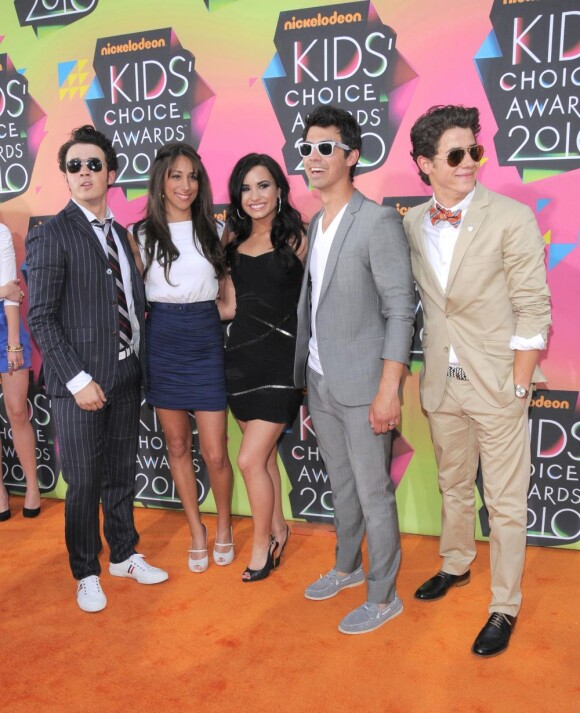 Joe et Kevin, des Jonas Brothers, venus aux Kids' Choice Awards 2010, avec leurs moitiés.