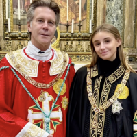 Vittoria de Savoie majestueuse en digne héritière, la fille de Clotilde Courau avec son père Emmanuel-Philibert pour une grande première