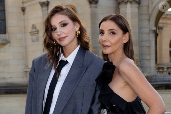 Clotilde Courau et sa fille Vittoria de Savoie - Photocall du défilé de mode automne-hiver 2024 Haute-Couture "Valentino" au château de Chantilly, lors de la fashion week de Paris. Le 5 juillet 2023 © Olivier Borde / Bestimage 