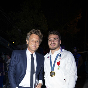 Exclusif - Laurent Delahousse et Antoine Dupont - Backstage - Personnalités sur le plateau de l'émission "Paris 2024 : merci! La grande soirée événement" sur les Champs-Elysées à Paris, à l'occasion des Jeux Olympiques et Paralympiques Paris 2024, diffusée en direct sur France 2, le 14 septembre 2024 © Perusseau-Ramsamy / Bestimage 