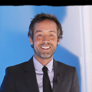 YANN BARTHES REJOIGNANT LE PLATEAU DU GRAND JOURNAL OU IL PRESENTE LE PETIT JOURNAL