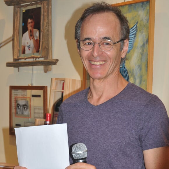 Jean-Jacques Goldman a aujourd'hui 73 ans...Jean-Jacques Goldman - Vente aux enchères à l'occasion du 20ème anniversaire du spectacle "Les Vendanges du Coeur" à Ouveillan, près de Narbonne (Aude) au profit des "Restos du Coeur.