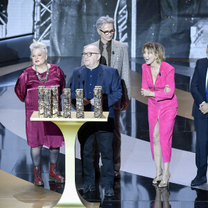 Un César spécial pour la troupe du Splendid, Josiane Balasko, Michel Blanc, Thierry Lhermitte, Marie-Anne Chazel, Gérard Jugnot, Christian Clavier et Bruno Moynot, sur scène lors de la 46ème cérémonie des César à l'Olympia à Paris le 12 mars 2021. © Pierre Villard/ Pool / Bestimage 