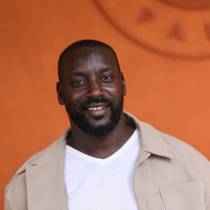 Il prend la place de coach et, au vu de son palmarès impressionnant, il est plus que légitime à ce rôle !
Ladji Doucouré - Célébrités au village des Internationaux de France de tennis de Roland Garros 2024 à Paris le 7 juin 2024. © Jacovides-Moreau/Bestimage