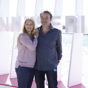 Helene Rolles et Patrick Puydebat (Les mystères de l'Amour) lors du photocall de 'CanneSeries ' Saison 6 au Palais des Festivals de Cannes le 15 Avril 2023. © Denis Guignebourg/Bestimage