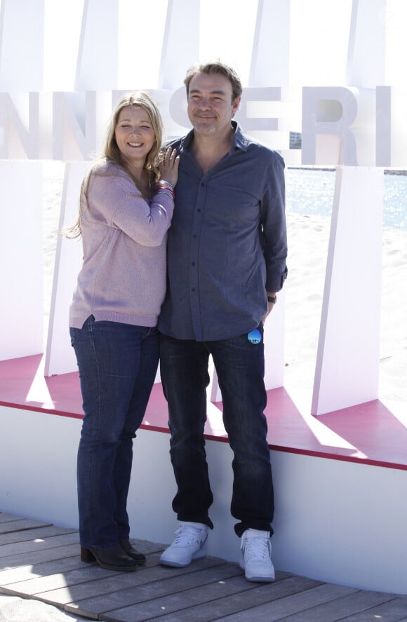 Helene Rolles et Patrick Puydebat (Les mystères de l'Amour) lors du photocall de 'CanneSeries ' Saison 6 au Palais des Festivals de Cannes le 15 Avril 2023. © Denis Guignebourg/Bestimage