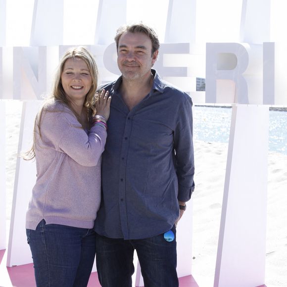 Helene Rolles et Patrick Puydebat (Les mystères de l'Amour) lors du photocall de 'CanneSeries ' Saison 6 au Palais des Festivals de Cannes le 15 Avril 2023. © Denis Guignebourg/Bestimage