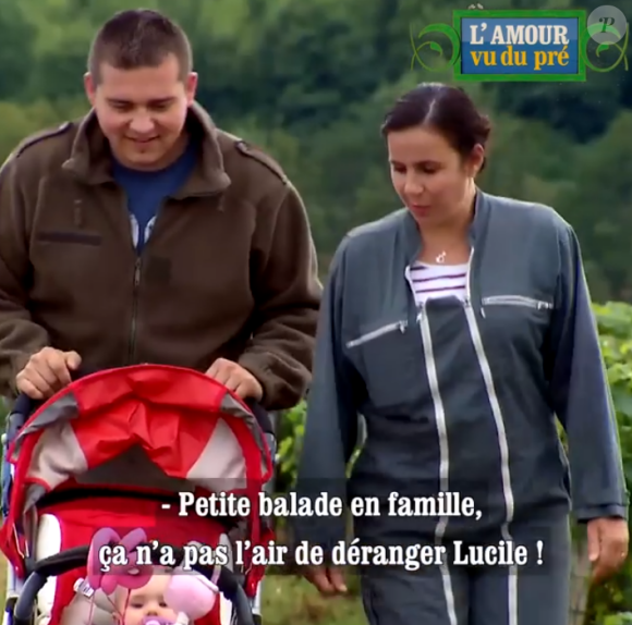 Les internautes ont été nombreux à laisser des commentaires de soutien à Virginie, lui souhaitant bon courage en constatant du "désastre".
Virginie de "L'amour est dans le pré" présente sa fille Lucile et son compagnon Thomas dans "L'amour vu du pré", lundi 2 septembre 2019, sur M6