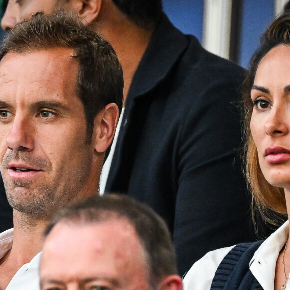 Le tennisman vient d'annoncer la fin de sa carrière après Roland-Garros en 2025
 
Richard Gasquet avec sa compagne Clementine - Célébrités dans les tribunes lors du match de football du PSG face à Montpellier au Parc des Princes à Paris le 24 August 2024. © Matthieu Mirville/Bestimage