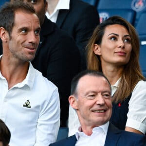 Richard Gasquet avec sa compagne Clementine - Célébrités dans les tribunes lors du match de football du PSG face à Montpellier au Parc des Princes à Paris le 24 August 2024. ( Photo by federico pestellini / panoramic ) -