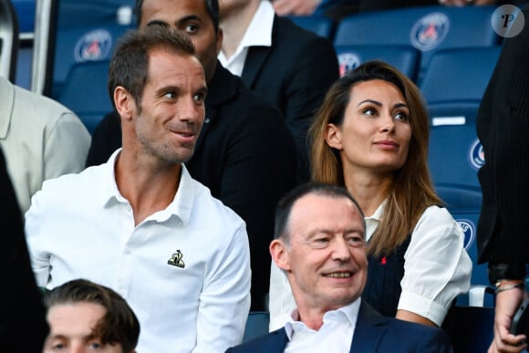 Richard Gasquet avec sa compagne Clementine - Célébrités dans les tribunes lors du match de football du PSG face à Montpellier au Parc des Princes à Paris le 24 August 2024. ( Photo by federico pestellini / panoramic ) -