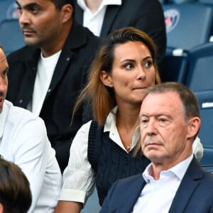 Richard Gasquet avec sa compagne Clementine - Célébrités dans les tribunes lors du match de football du PSG face à Montpellier au Parc des Princes à Paris le 24 August 2024. ( Photo by federico pestellini / panoramic ) -