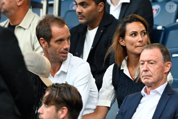 Richard Gasquet avec sa compagne Clementine - Célébrités dans les tribunes lors du match de football du PSG face à Montpellier au Parc des Princes à Paris le 24 August 2024. ( Photo by federico pestellini / panoramic ) -