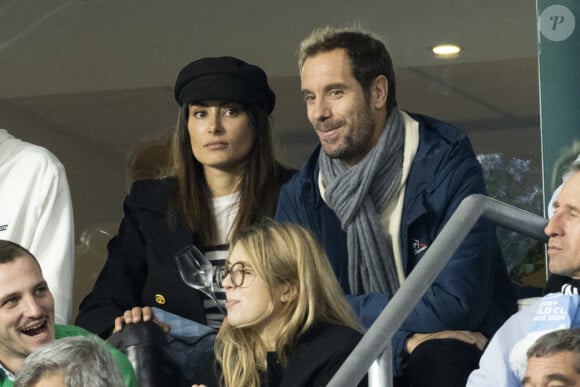 Le champion est en couple avec Clémentine
 
Richard Gasquet et sa compagne Clementine dans les tribunes lors de la demi-finale de la Coupe du Monde de Rugby opposant l'Argentine à la Nouvelle Zélande (6 - 44) au Stade de France à Saint-Denis, France, le 20 octobre 2023. © Cyril Moreau/Bestimage