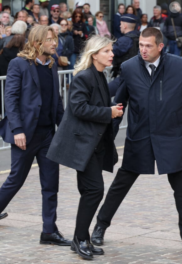 Karin Viard arrive à la cérémonie d'enterrement de l'acteur français Michel Blanc à l'église Saint Eustache à Paris, France, le 10 octobre 2024. Il est décédé le 4 octobre à la suite d'une crise cardiaque consécutive à un choc anaphylactique. Michel Blanc était connu pour son rôle du célibataire maladroit Jean-Claude Dusse dans le film " Les Bronzés " de 1978. Photo par Nasser Berzane/ABACAPRESS.COM
Traduit avec DeepL.com (version gratuite)