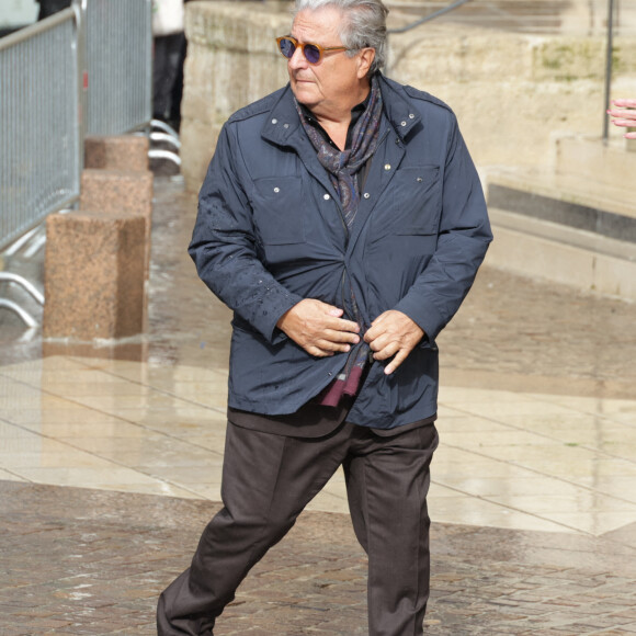 Christian Clavier lors de la cérémonie d'enterrement de l'acteur français Michel Blanc à l'église Saint Eustache à Paris, France, le 10 octobre 2024. Il est décédé le 4 octobre à la suite d'une crise cardiaque consécutive à un choc anaphylactique. Michel Blanc était connu pour son rôle du célibataire maladroit Jean-Claude Dusse dans le film " Les Bronzés " de 1978. Photo par Nasser Berzane/ABACAPRESS.COM