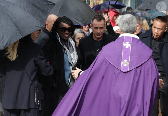 Ramatoulaye Diop arrive à la cérémonie d'enterrement de l'acteur français Michel Blanc à l'église Saint Eustache à Paris, France, le 10 octobre 2024. Il est décédé le 4 octobre à la suite d'une crise cardiaque consécutive à un choc anaphylactique. Michel Blanc était connu pour son rôle du célibataire maladroit Jean-Claude Dusse dans le film " Les Bronzés " de 1978. Photo par Nasser Berzane/ABACAPRESS.COM