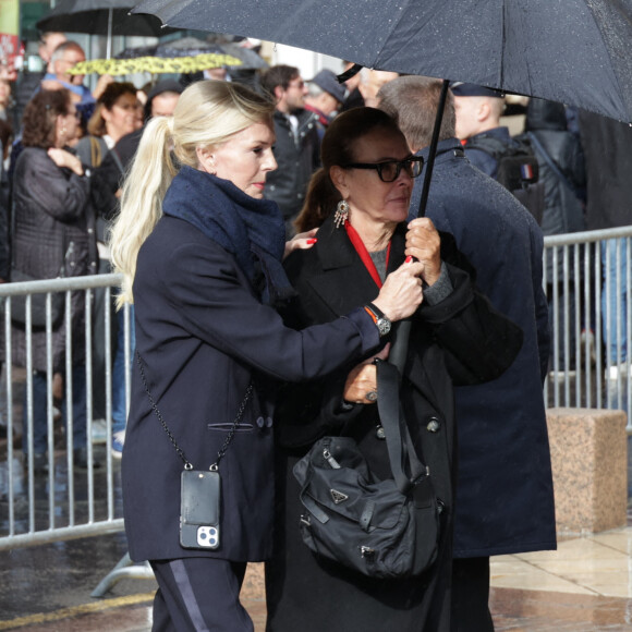 Carole Bouquet arrive à la cérémonie d'enterrement de l'acteur français Michel Blanc à l'église Saint Eustache à Paris, France, le 10 octobre 2024. Il est décédé le 4 octobre à la suite d'une crise cardiaque consécutive à un choc anaphylactique. Michel Blanc était connu pour son rôle du célibataire maladroit Jean-Claude Dusse dans le film " Les Bronzés " de 1978. Photo par Nasser Berzane/ABACAPRESS.COM