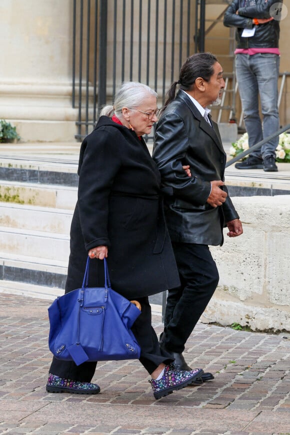 Josiane Balasko et son mari George Aguilar - Obsèques de Michel Blanc en l'église Saint-Eustache à Paris, le 10 octobre 2024. © Moreau / Jacovides / Bestimage  Funeral of Michel Blanc at the Saint-Eustache church in Paris, October 10, 2024. 