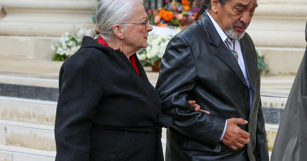 Hommage à Michel Blanc : Josiane Balasko soutenue par son mari George Aguilar, l'actrice éprouvée... (1/1)