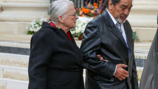 Hommage à Michel Blanc : Josiane Balasko soutenue par son mari George Aguilar, l'actrice éprouvée...