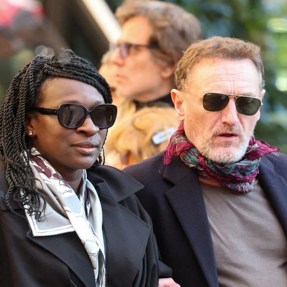 "La seule bonne nouvelle de ce qui arrive aujourd'hui, c'est que tu ne la porteras jamais", a ensuite lancé Jean-Paul Rouve durant la cérémonie.
Ramatoulaye Diop, la compagne du défunt, Jean-Paul Rouve - Sortie des Obsèques de Michel Blanc en l'église Saint-Eustache à Paris, le 10 octobre 2024. © Moreau / Jacovides / Bestimage 