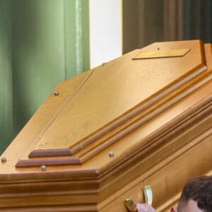 Le cercueil de Michel Blanc est applaudi à la sortie de l'Eglise - Sortie des Obsèques de Michel Blanc en l'église Saint-Eustache à Paris, le 10 octobre 2024. © Moreau / Jacovides / Bestimage 