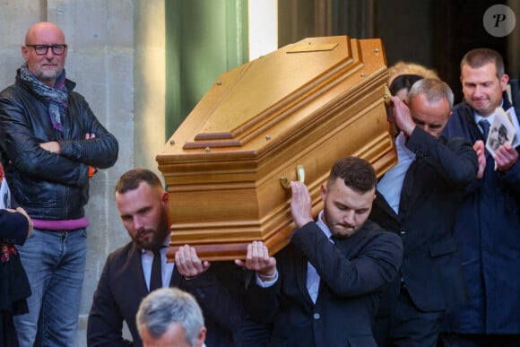 Le cercueil de Michel Blanc est applaudi à la sortie de l'Eglise - Sortie des Obsèques de Michel Blanc en l'église Saint-Eustache à Paris, le 10 octobre 2024. © Moreau / Jacovides / Bestimage 