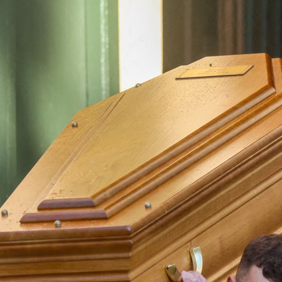 Le cercueil de Michel Blanc est applaudi à la sortie de l'Eglise - Sortie des Obsèques de Michel Blanc en l'église Saint-Eustache à Paris, le 10 octobre 2024. © Moreau / Jacovides / Bestimage 