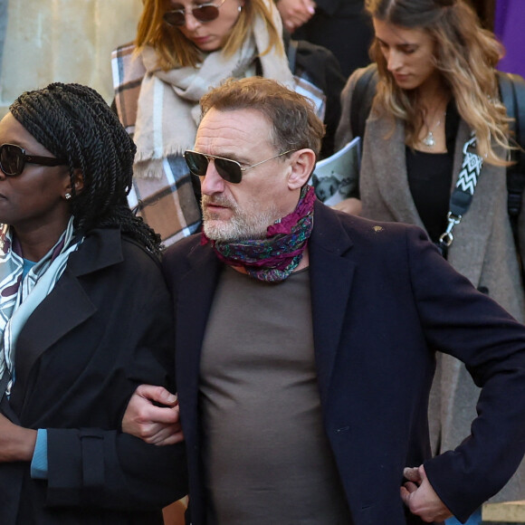 Ramatoulaye Diop, la compagne du défunt, et Jean-Paul Rouve - Sortie des Obsèques de Michel Blanc en l'église Saint-Eustache à Paris, le 10 octobre 2024. © Moreau / Jacovides / Bestimage 