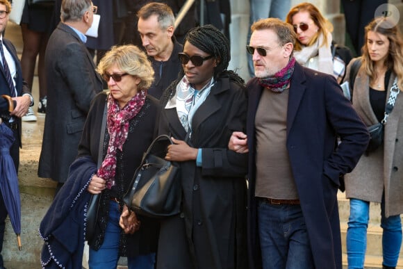 Ramatoulaye Diop, la compagne du défunt, et Jean-Paul Rouve - Sortie des Obsèques de Michel Blanc en l'église Saint-Eustache à Paris, le 10 octobre 2024. © Moreau / Jacovides / Bestimage 