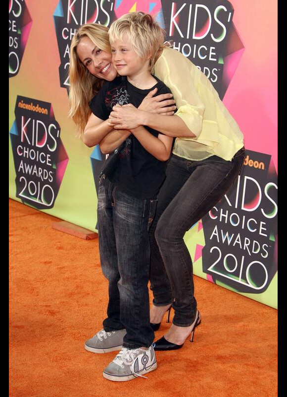 L'actrice Maria Bello, venue en famille lors de la 23e cérémonie des Kids' Choice Awards, samedi 27 mars.