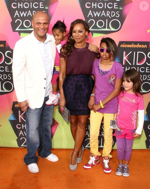 Melanie Brown, venue en famille avec son époux Stephen Belafonte lors de la 23e cérémonie des Kids' Choice Awards, samedi 27 mars.