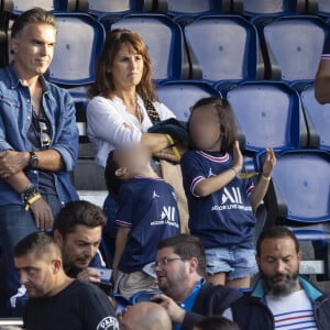 Faustine Bollaert, son mari Maxime Chattam et leurs enfants Abbie et Peter sont en tribune lors de la rencontre de football Paris Saint Germain PSG contre Clermont (4-0) au Parc des Princes à Paris le 11 septembre 2021. 