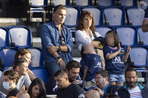 Faustine Bollaert, son mari Maxime Chattam et leurs enfants Abbie et Peter sont en tribune lors de la rencontre de football Paris Saint Germain PSG contre Clermont (4-0) au Parc des Princes à Paris le 11 septembre 2021. 