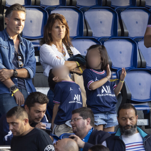 Faustine Bollaert, son mari Maxime Chattam et leurs enfants Abbie et Peter sont en tribune lors de la rencontre de football Paris Saint Germain PSG contre Clermont (4-0) au Parc des Princes à Paris le 11 septembre 2021. 