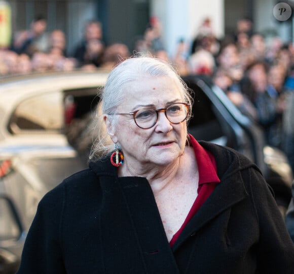 Sans oublier sa fidèle amie Josiane Balasko...
Josiane Balasko et George Aguilar lors de la cérémonie d'enterrement de l'acteur français Michel Blanc à l'église Saint Eustache à Paris, France, le 10 octobre 2024. Il est décédé le 4 octobre à la suite d'une crise cardiaque consécutive à un choc anaphylactique. Blanc était connu pour son rôle du célibataire maladroit Jean-Claude Dusse dans le film "Les Bronzés" de 1978. Photo par Florian Poitout/ABACAPRESS.COM