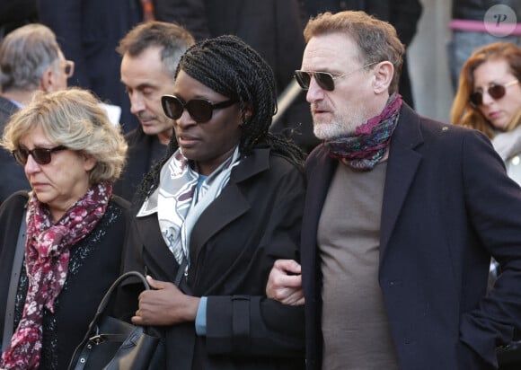 Ramatoulaye Diop et Jean-Paul Rouve lors de la cérémonie d'enterrement de l'acteur français Michel Blanc à l'église Saint Eustache à Paris, France, le 10 octobre 2024. Il est décédé le 4 octobre à la suite d'une crise cardiaque consécutive à un choc anaphylactique. Blanc était connu pour son rôle du célibataire maladroit Jean-Claude Dusse dans le film "Les Bronzés" de 1978. Photo par Nasser Berzane/ABACAPRESS.COM