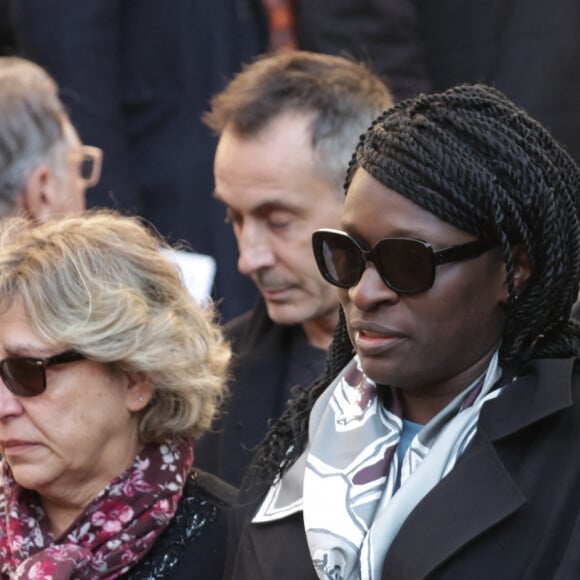 Ramatoulaye Diop et Jean-Paul Rouve lors de la cérémonie d'enterrement de l'acteur français Michel Blanc à l'église Saint Eustache à Paris, France, le 10 octobre 2024. Il est décédé le 4 octobre à la suite d'une crise cardiaque consécutive à un choc anaphylactique. Blanc était connu pour son rôle du célibataire maladroit Jean-Claude Dusse dans le film "Les Bronzés" de 1978. Photo par Nasser Berzane/ABACAPRESS.COM