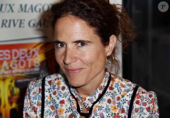 Dans son nouveau livre, Mazaine Pingeot, raconte ses souvenirs d'enfance...
Mazarine Pingeot lors d'une séance de dédicaces au café Les Deux Magots à Paris, en France, le 14 octobre 2019. Photo par Alain Apaydin/ABACAPRESS.COM