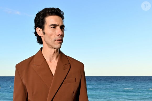 Tahar Rahim au photocall du film "Monsieur Aznavour" dans le cadre de la 6ème édition du festival Cinéroman, à Nice, France, le 5 Octobre 2024. © Bebert-Jacovides/Bestimage 