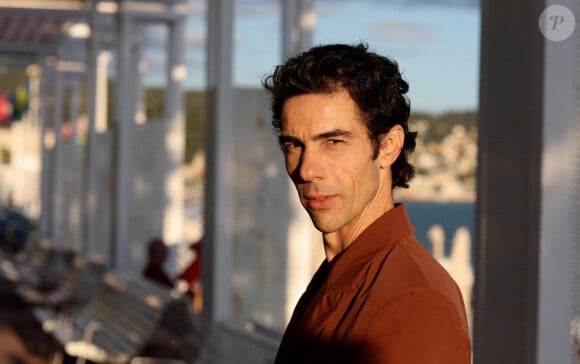 Tahar Rahim au photocall du film "Monsieur Aznavour" dsans le cadre de la 6ème édition du festival Cinéroman, à Nice, France, le 5 Octobre 2024. © Bebert-Jacovides/Bestimage 